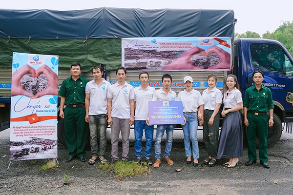 Lễ trao giải âm nhạc với ánh đèn sân khấu